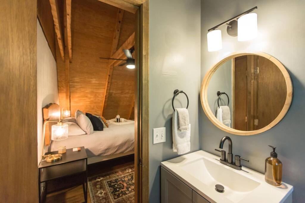 Southern Oak Cabin - Newly Remodeled - Close To All Attractions سيفيرفيل المظهر الخارجي الصورة