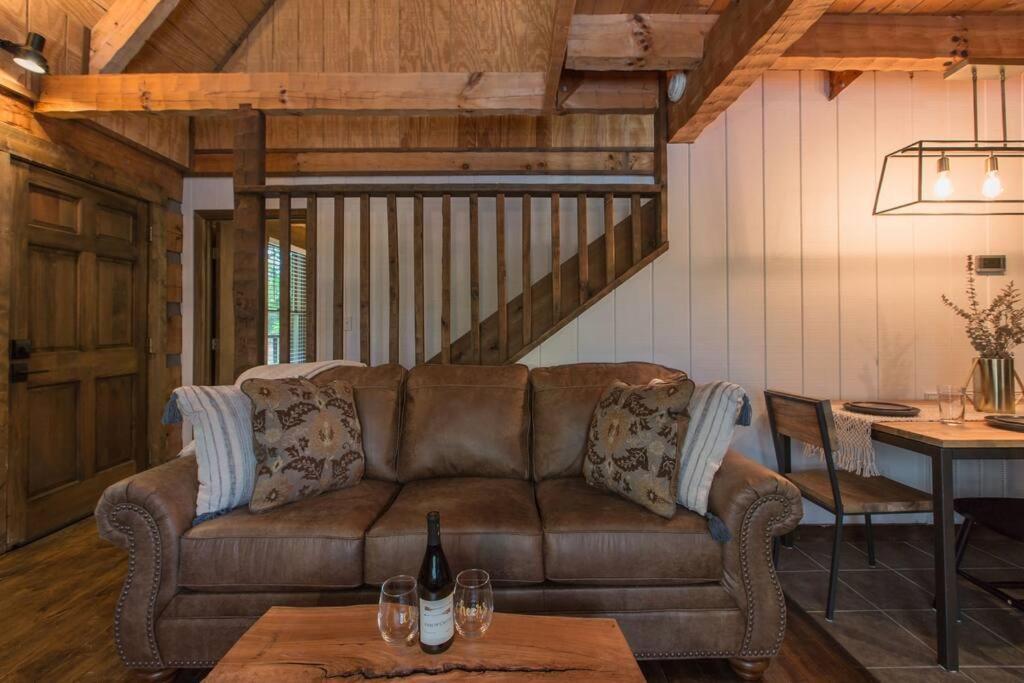 Southern Oak Cabin - Newly Remodeled - Close To All Attractions سيفيرفيل المظهر الخارجي الصورة