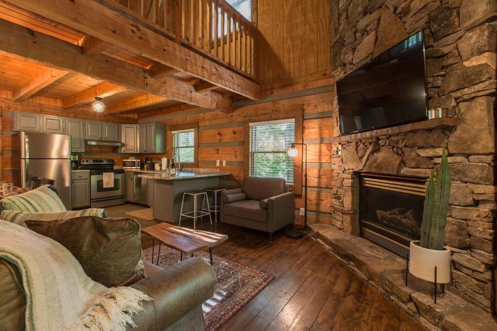 Southern Oak Cabin - Newly Remodeled - Close To All Attractions سيفيرفيل المظهر الخارجي الصورة